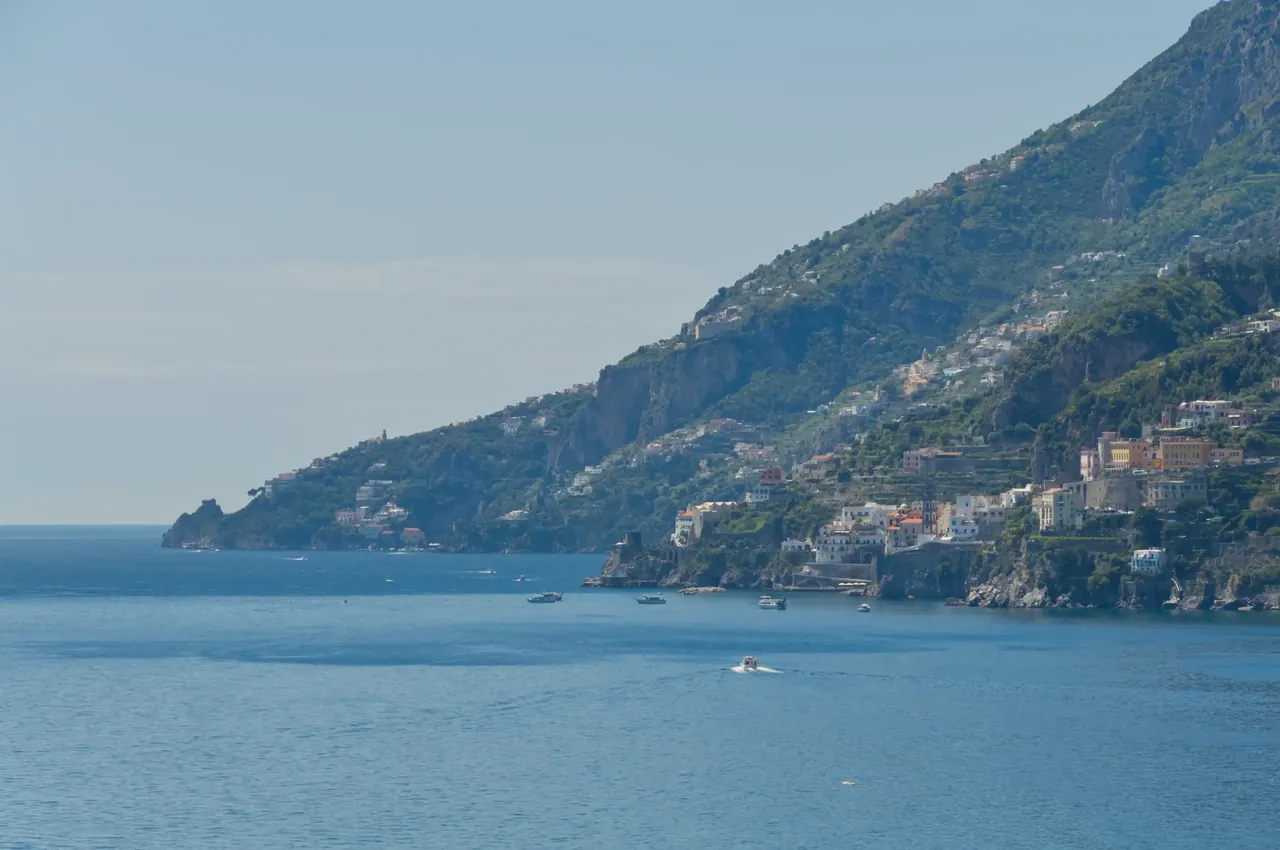 Panorama della Costiera Amalfitana, territorio di riferimento per case vacanze e affitti brevi