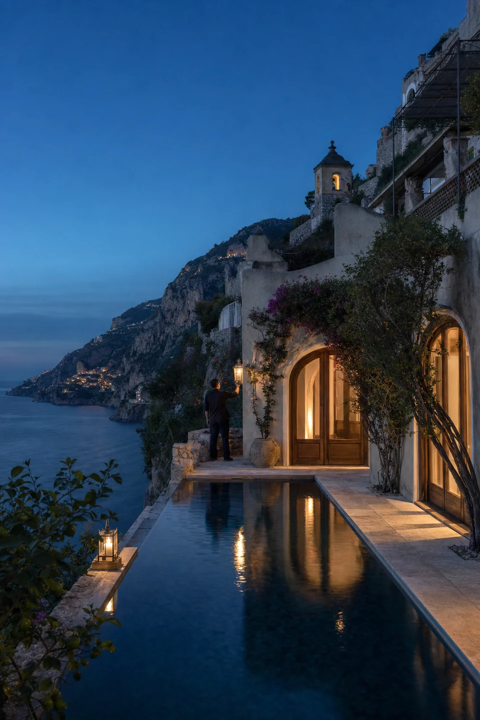 Referente locale controlla una villa amalfitana con piscina all’ora blu, immagine editoriale sulla protezione del valore