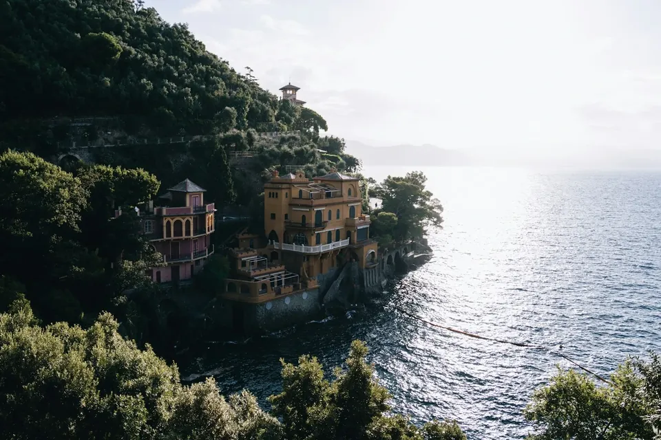 Villa affacciata sulla scogliera della Costiera Amalfitana